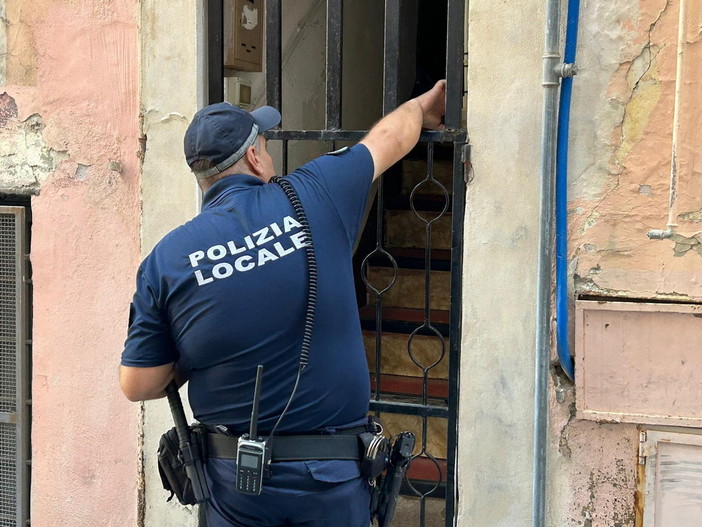 Sanremo, undici posti letto in 40 metri quadrati e cantine trasformate in alloggi: scattano i controlli nella città vecchia