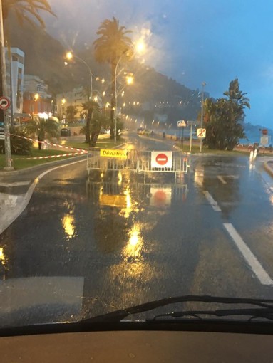 Ventimiglia: causa maltempo e mareggiata chiuso il confine di Ponte San Ludovico in entrambi i sensi
