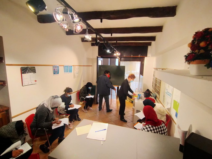 Pieve di Teco: terminato il corso di alfabetizzazione per stranieri organizzato dall'Acli