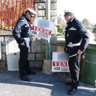 I Vigili Urbani smantellano i cartelli abusivi