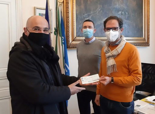 Bordighera: consegnato il fondo di solidarietà dell'Amministrazione alla parrocchia di Santa Maria Maddalena