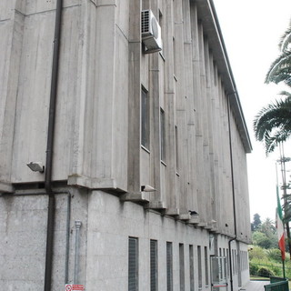 Sanremo: magrebino dà in escandescenze in piazza Colombo, fermato e portato in caserma dai Carabinieri