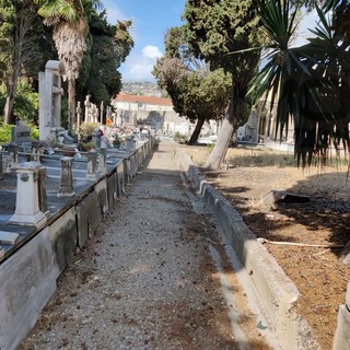Sanremo, rimandata la pulizia delle tombe al cimitero della Foce Sanremo, rimandata la pulizia delle tombe al cimitero della Foce