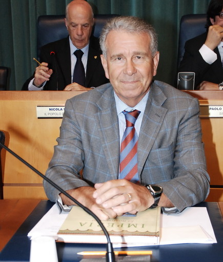 Il consigliere Adolfo, sotto Il palazzo ex sede della Banca d'Italia a Porto Maurizio