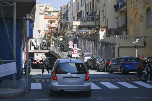 Sanremo: i tamponi in 'drive through' nuovamente al Palafiori e tornano le code in corso Garibaldi (Foto)