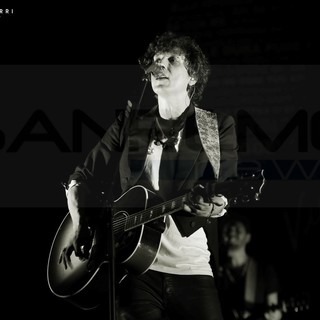 Sanremo: ieri sera al Teatro Ariston il concerto di Ermal Meta, le foto scattate da Angela Perri