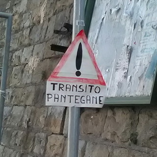 Sanremo: passaggio di topi in strada Borgo Tinasso e qualche buontempone disegna cartelli 'creativi'