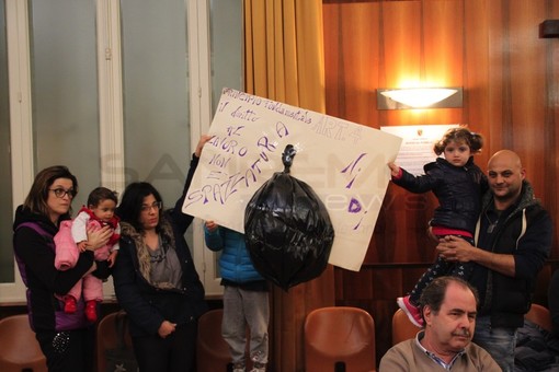 Sanremo: ‘Il diritto al lavoro non è spazzatura’, in Consiglio Comunale la protesta per gli asili nido a rischio chiusura (foto) Sanremo: ‘Il diritto al lavoro non è spazzatura’, in Consiglio Comunale la protesta per gli asili nido a rischio chiusura (foto)