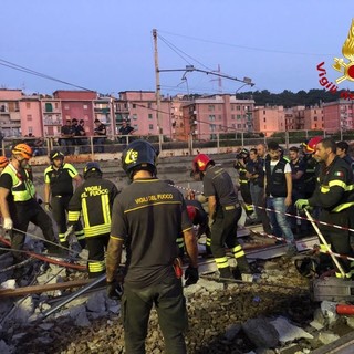 Genova: notte di lavoro per i soccorritori in Val Polcevera, la Liguria si è svegliata pensando alla tragedia di ieri (Foto e Video)