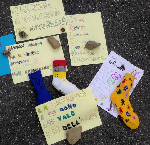 Sanremo: grande partecipazione ed entusiasmo oggi al'IC Ponente per la ‘Giornata mondiale dei calzini spaiati’ Sanremo: grande partecipazione ed entusiasmo oggi al'IC Ponente per la ‘Giornata mondiale dei calzini spaiati’