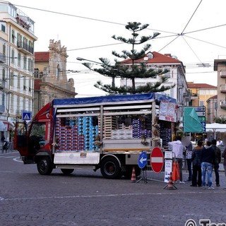 Sanremo: che i 'melonari' facessero ormai parte dell'arredamento lo sapevamo ma alle 20 in piazza Colombo...!