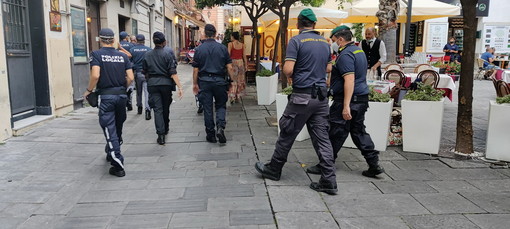 Estate nel Ponente, scattano i controlli rafforzati: più pattuglie e verifiche nei luoghi della movida Estate nel Ponente, scattano i controlli rafforzati: più pattuglie e verifiche nei luoghi della movida