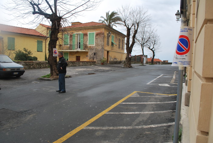 Decine di auto multate e fatte rimuovere per “4 bancarelle della Fiera di San Giuseppe”, residenti infuriati a Ventimiglia Alta Decine di auto multate e fatte rimuovere per “4 bancarelle della Fiera di San Giuseppe”, residenti infuriati a Ventimiglia Alta