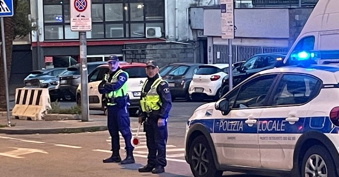Natale sotto controllo a Sanremo: presidio diffuso della polizia locale tra anti-alcol, viabilità e abusivismo