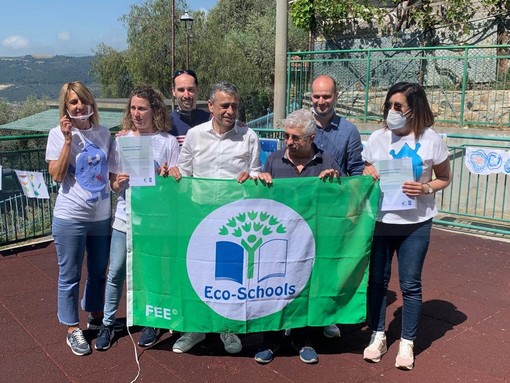 Castellaro: scuola dell'infanzia e Primaria ricevono la Bandiera Verde per l'educazione ecosostenibile (Foto)