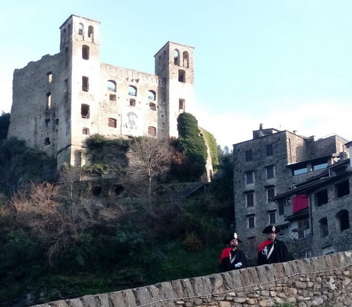 Carabinieri in alta uniforme ieri nel centro di Dolceacqua: garanzia di sicurezza per residenti e turisti Carabinieri in alta uniforme ieri nel centro di Dolceacqua: garanzia di sicurezza per residenti e turisti