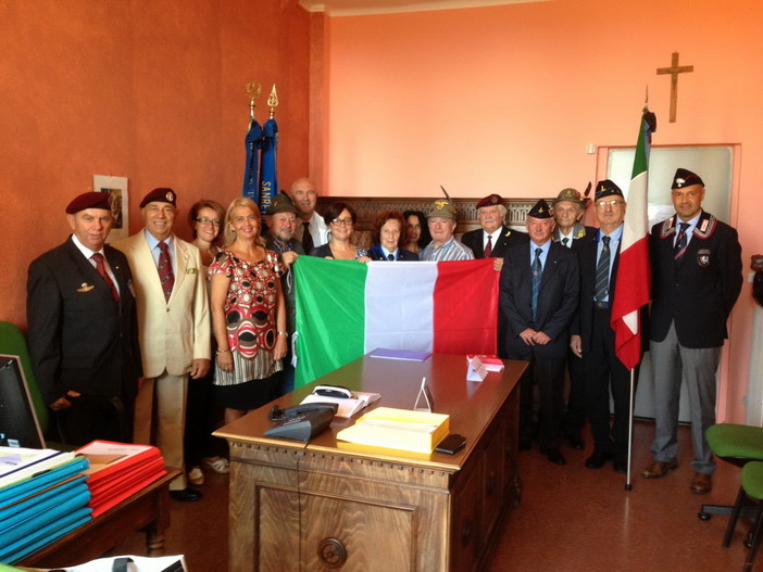 Sanremo: consegnata la prima bandiera italiana dall'Unuci al Liceo 'Cassini'