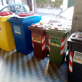 Imperia: atmosfera natalizia, in via Foce si addobbano anche i cassonetti della differenziata (Foto) Imperia: atmosfera natalizia, in via Foce si addobbano anche i cassonetti della differenziata (Foto)