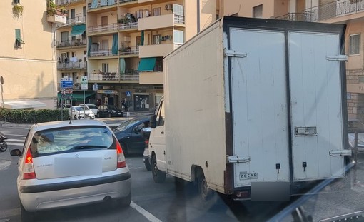 Sanremo: parcheggio selvaggio in strada Borgo Tinasso, un lettore a Ventimiglia "Le sembra normale giustificare una grave infrazione?"