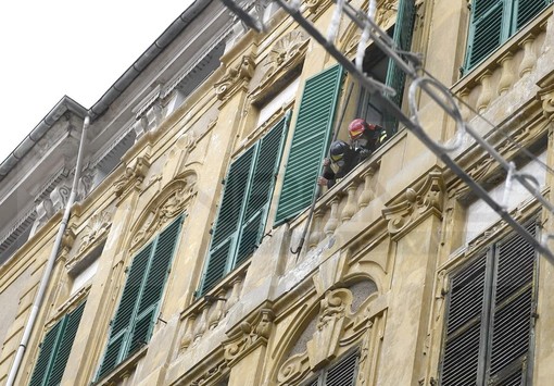 Sanremo: cadono calcinacci da palazzo Borea D'Olmo, intervento dei Vigili del Fuoco e della Municipale (Foto)