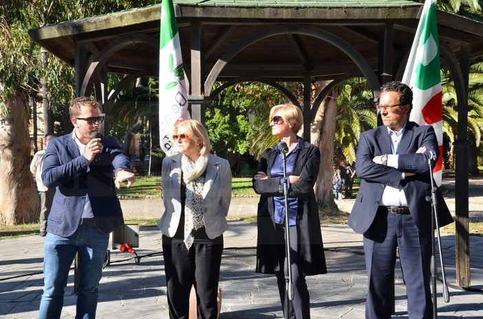 Il Ministro della Difesa Roberta Pinotti a Ventimiglia incontra i lavoratori licenziati della Cipriani Srl Il Ministro della Difesa Roberta Pinotti a Ventimiglia incontra i lavoratori licenziati della Cipriani Srl