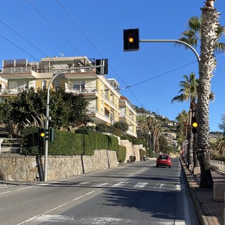 Sanremo: da quattro mesi spento il semaforo di corso Mazzini e autovelox a singhiozzo, la strada è ancora pericolosa o no?