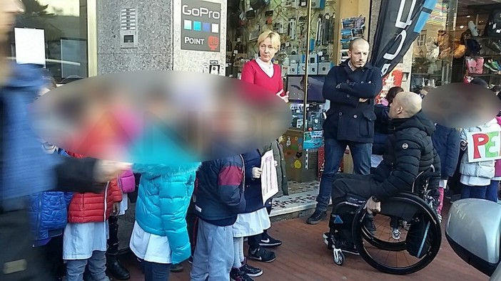 Ventimiglia: consegnate oggi pomeriggio le prime due pedane per 'Colora e libera l'entrata' (Foto e Video) Ventimiglia: consegnate oggi pomeriggio le prime due pedane per 'Colora e libera l'entrata' (Foto e Video)