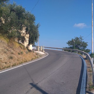 Una delle curve 'cieche' sulla strada per Cipressa Una delle curve 'cieche' sulla strada per Cipressa