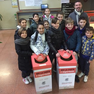 I bidoni per differenziare la carta in ogni classe delle scuole di Taggia, realizzata proposta del CCR