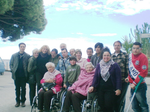 San Bartolomeo al Mare: i giovani dello 'Spazio 139' seguono gli anziani della casa 'Valverde'