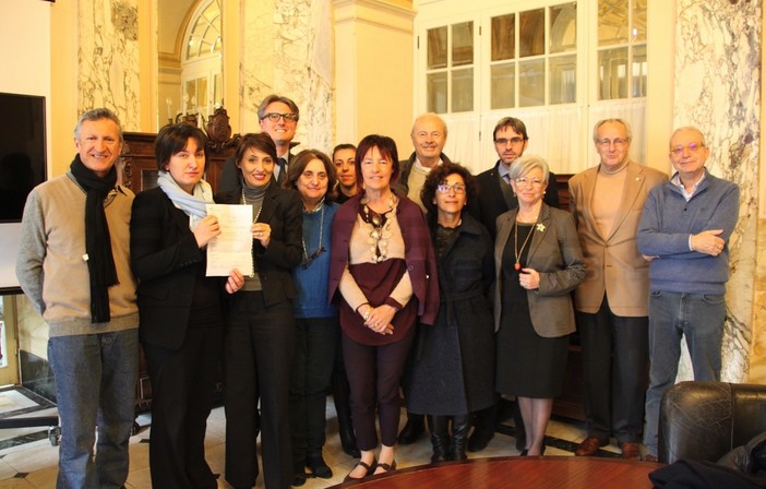 Sanremo: oltre 3.500 euro per l’Istituto Padre Semeria di Coldirodi. Consegnati i fondi raccolti con ‘Il Gloria di Natale’ al Teatro del Casinò (foto)