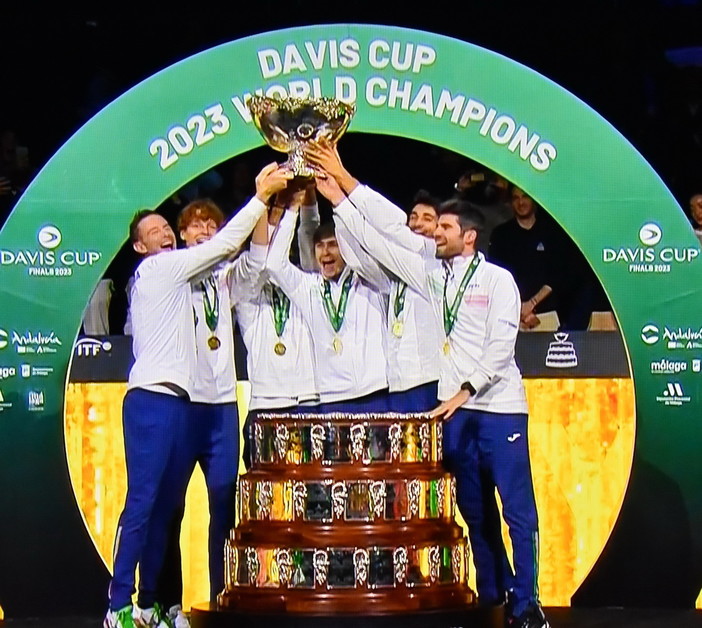 Dopo la Davis Matteo Arnaldi al Tg1 insieme ad Amadeus che annuncia Giovanni Allevi al Festival Dopo la Davis Matteo Arnaldi al Tg1 insieme ad Amadeus che annuncia Giovanni Allevi al Festival