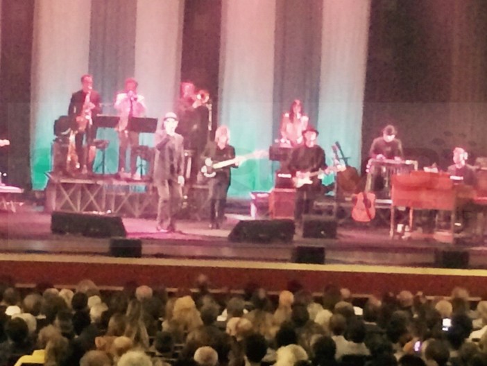 Sanremo: le foto del 'tutto esaurito' ieri sera all'Ariston al concerto 'Vivavoce Tour' di Francesco De Gregori