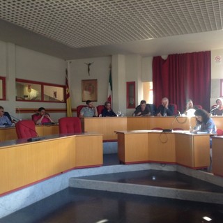 Taggia: il Consiglio comunale approva il nuovo piano finanziario Tari. Critiche dall'opposizione sulla pulizia della città