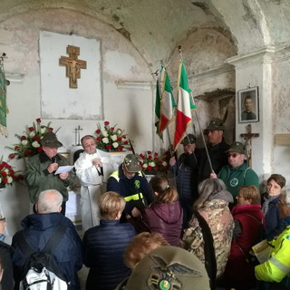 Val Crosia: il cappello di Tiziano Chierotti e di altri Alpini messo a dimora alla Cima di Santa Croce (Foto) Val Crosia: il cappello di Tiziano Chierotti e di altri Alpini messo a dimora alla Cima di Santa Croce (Foto)