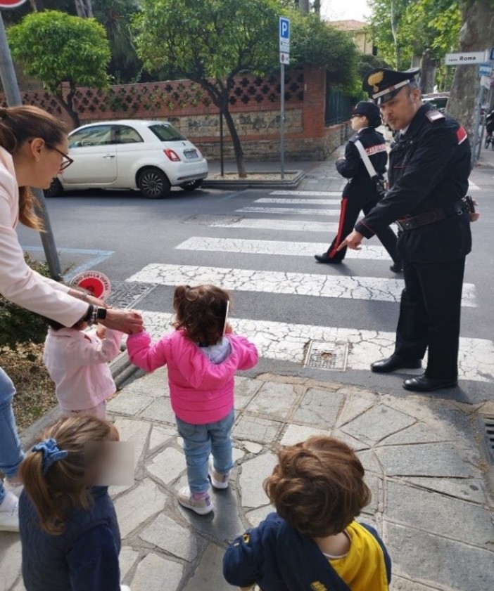 Diano Marina, i bimbi del nido “La Casetta” incontrano i carabinieri (Foto) Diano Marina, i bimbi del nido “La Casetta” incontrano i carabinieri (Foto)
