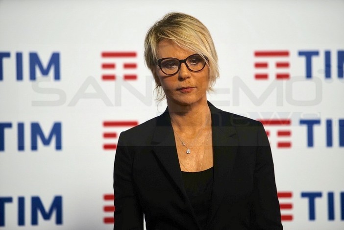 #Festival2017: Maria De Fillippi a sorpresa in tuta da ginnastica, in sala stampa per salutare i giornalisti