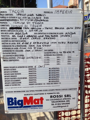 Taggia: corretto il cartello informativo nel cantiere di via Blengino, ma non basta