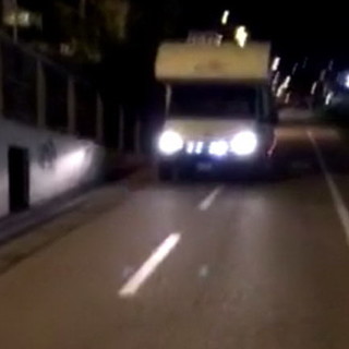 Sanremo: camper sulla ciclabile a velocità sostenuta, la lamentela di una nostra lettrice (Video)