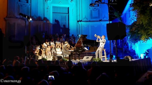 Cervo: ieri sera sulla piazza dei Corallini il concerto 'Tandem' con Fabrizio Bosso e Julian Oliver Mazzariello (Foto e Video) Cervo: ieri sera sulla piazza dei Corallini il concerto 'Tandem' con Fabrizio Bosso e Julian Oliver Mazzariello (Foto e Video)