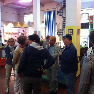 Elezioni Amministrative: il candidato sindaco Carlo Capacci in visita al mercato coperto di Oneglia Elezioni Amministrative: il candidato sindaco Carlo Capacci in visita al mercato coperto di Oneglia