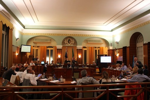 Sanremo: manovre da rimpasto a Palazzo Bellevue tra chi sbatte la porta, chi attende la chiamata e una certezza in casa Pd