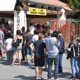 Ventimiglia: francesi a caccia di 'bionde' in attesa di Macron, lunghe code al confine per entrare in Italia