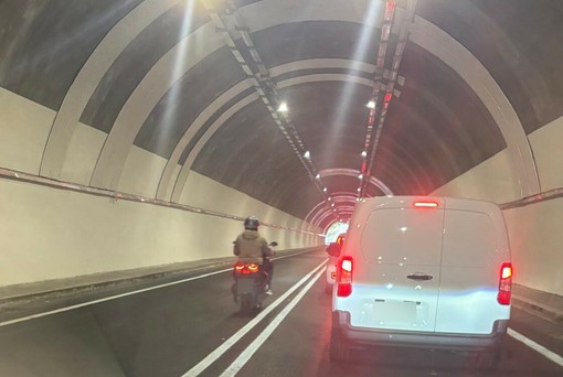 Controlli rafforzati al confine francese, lunghe code a Ponte San Ludovico: disagi per i frontalieri Controlli rafforzati al confine francese, lunghe code a Ponte San Ludovico: disagi per i frontalieri