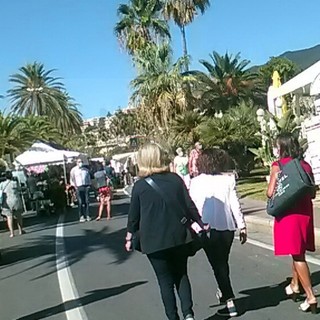Sanremo: calo di clienti e qualche francese in meno oggi al mercato, ma tutti con la mascherina (Foto)