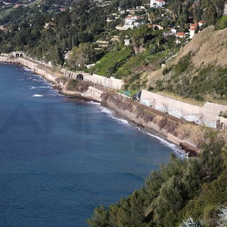Ventimiglia: accesso alle spiagge libere dagli 'Scoglietti' al confine, l'Amministrazione risponde a un cittadino