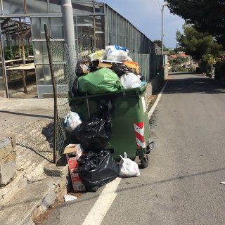 Sanremo: cassonetto dell'indifferenziata stracolmo alla Madonna della Guardia, i dubbi dei residenti
