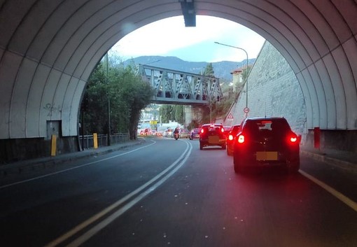 Ventimiglia, controlli in frontiera creano lunghe code: disagi per i frontalieri (Foto)