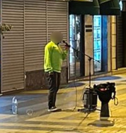 Sanremo: recensioni negative e frastuono a tarda sera, artista di strada nel mirino in via Matteotti Sanremo: recensioni negative e frastuono a tarda sera, artista di strada nel mirino in via Matteotti