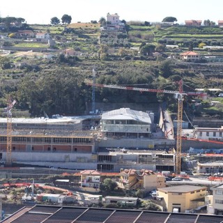 Sanremo: richieste da turisti che arriveranno per il corso fiorito per sapere se 'The Mall' è già aperto